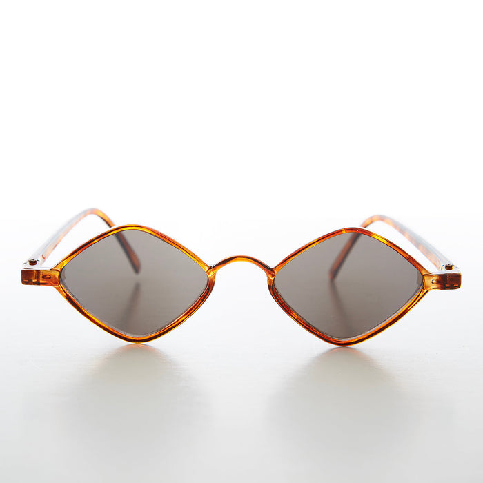 SUNGLASS MUSEUM Diamond Shape Vintage Sunglasses - Marvel